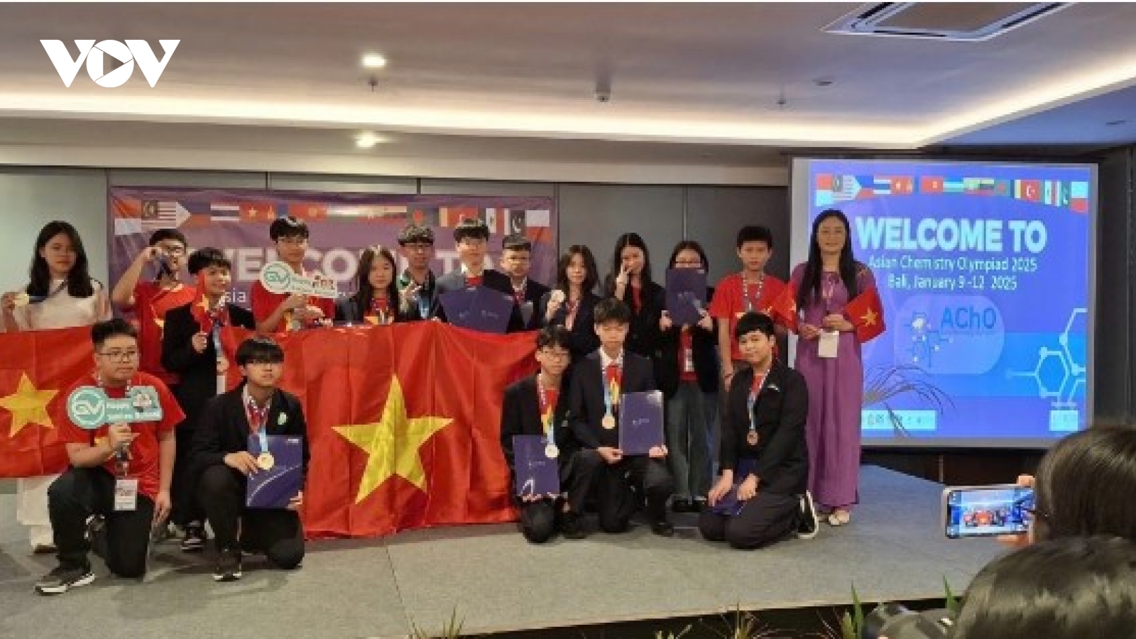 Vietnamese students shine at 2025 Asian Chemistry Olympiad with 9 medals